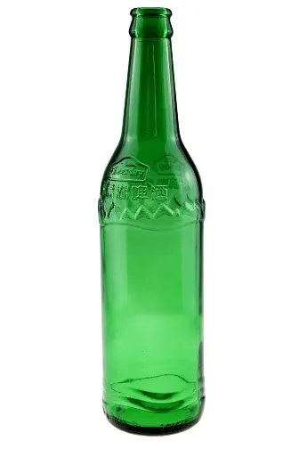 Bouteilles de bière en verre alignées sur une ligne de production, illustrant la constance du format verre