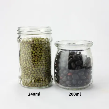 Mehrere lebensmittelechte Gläser mit Verschluss zur Prüfung der Produkt-Verpackungs-Kompatibilität über die Zeit