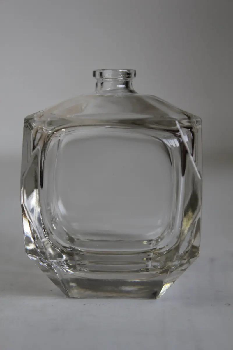 Quadratische facettierte Glasflasche für Autopflegekonzentrat mit Dosierkappe