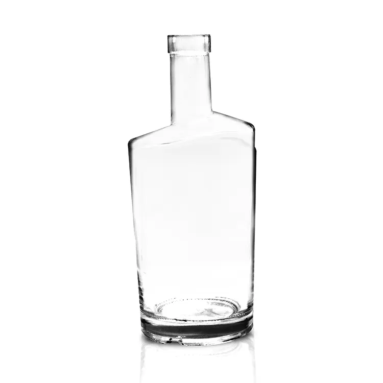 Botella de vidrio alta para sake con cuello largo y cierre de rosca en línea de producción