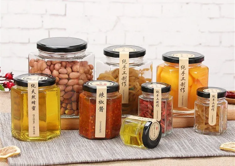 Palettierte Glasflaschen mit Umkartons und Trennlagen für den Containerversand