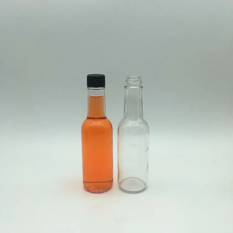 Carafes et bouteilles en verre de service alignées pour le service en salle de restaurant
