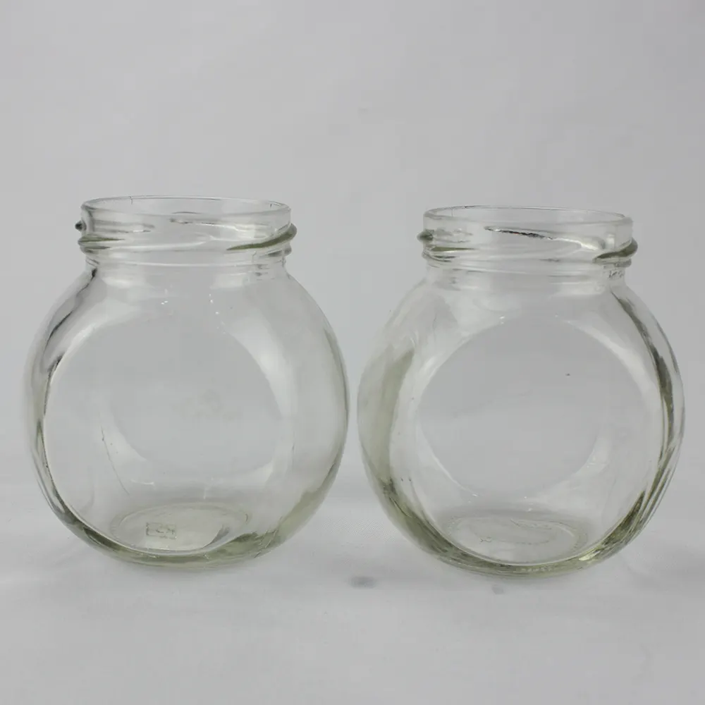 Verschiedene Glasformen für Nussmus und Fruchtaufstriche im Vergleich nebeneinander