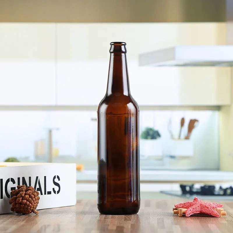 Bouteilles de bière en verre ambré et vert alignées en casiers sur palette pour une brasserie artisanale