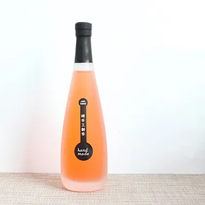 Estación de llenado y taponado de botellas de vidrio en producción